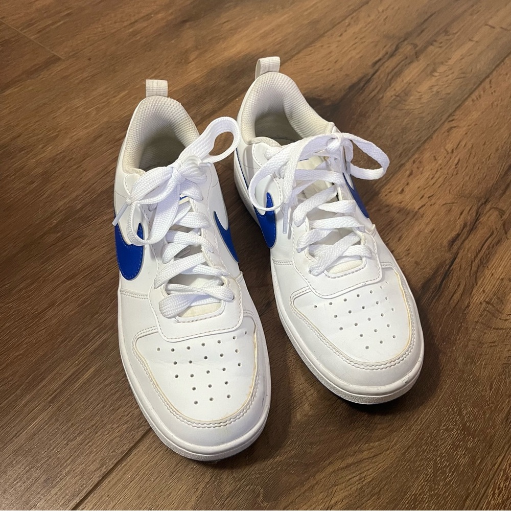 Nike Kids court borough White and Blue Sneakers, size 4Y - Picture 2 of 8